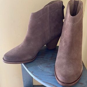 🍁🍂Splendid Ryebrook New In Box Ankle Bootie Suede Back Zip with tassel siz…